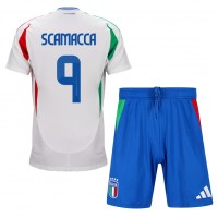 Camisa de Futebol Itália Gianluca Scamacca #9 Equipamento Secundário Infantil Europeu 2024 Manga Curta (+ Calças curtas)